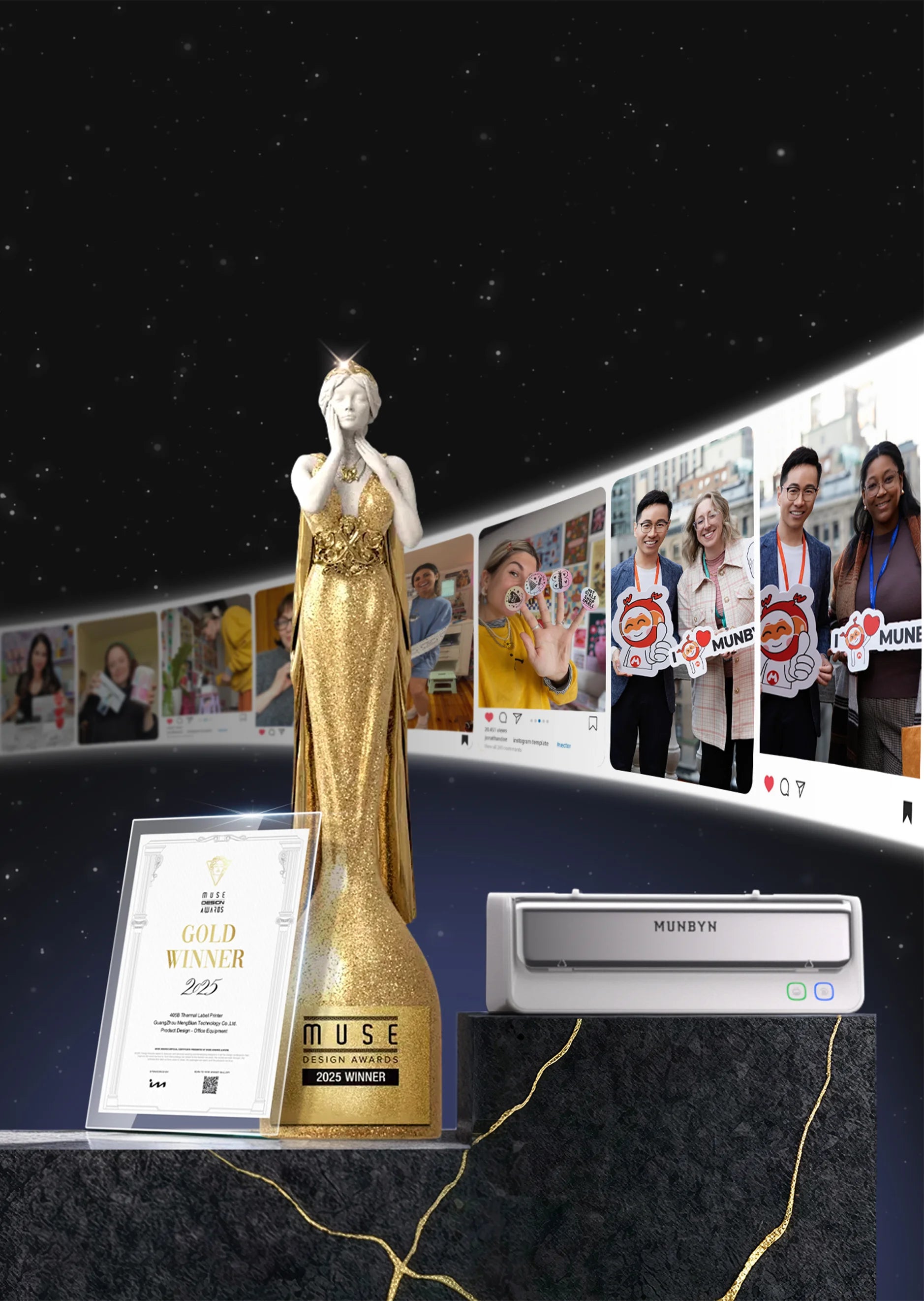 Munbyn Gold statue, award, and MUSE device with people holding signs in the background